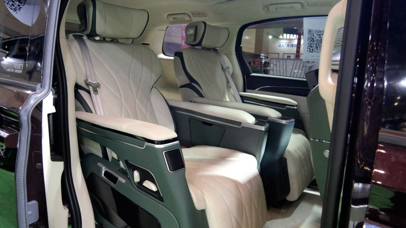 818 green and ivory customized scheme for the initial design color of Buick GL8 fifth generation decompression navigation chair